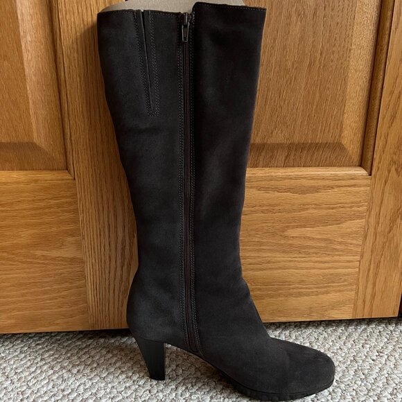 LA CANADIENNE -- Mazy Waterproof Boots-Moka Suede -- Like New - Picture 4 of 12